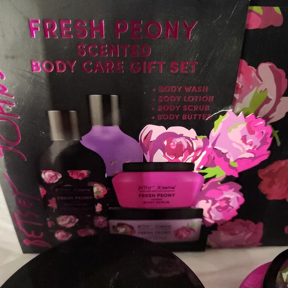 NWT BETSEY JOHNSON Peony Lotion Scrub Butter Wash GIFT SET - Picture 2 of 9